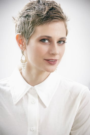 SaviGlowe2020 headshot (1)